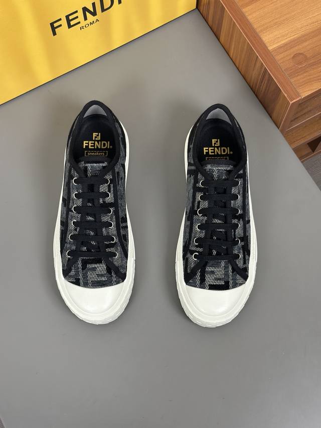 FENDI 芬迪Match男系带运动鞋。size；39~45 该单品来自Stefano Pilati设计系列，采用黑色皮革材质，饰有灰色皮革细节。侧面带FEND