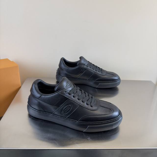 Tod's 托德斯 P: Size 39-44 38.45.46订做 TOD'S托德斯 ，本款运动休闲鞋以光滑皮革制成，鞋舌上饰以Tod's字母，侧边饰以TOD