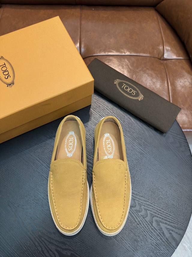 Tod's 托德斯 P: Size 39-44 38.45订做 TODS托德斯本款便鞋以丝绒般的翻绒革制成，搭配Tod's字母商标印花、外露缝线设计，鞋底设有编