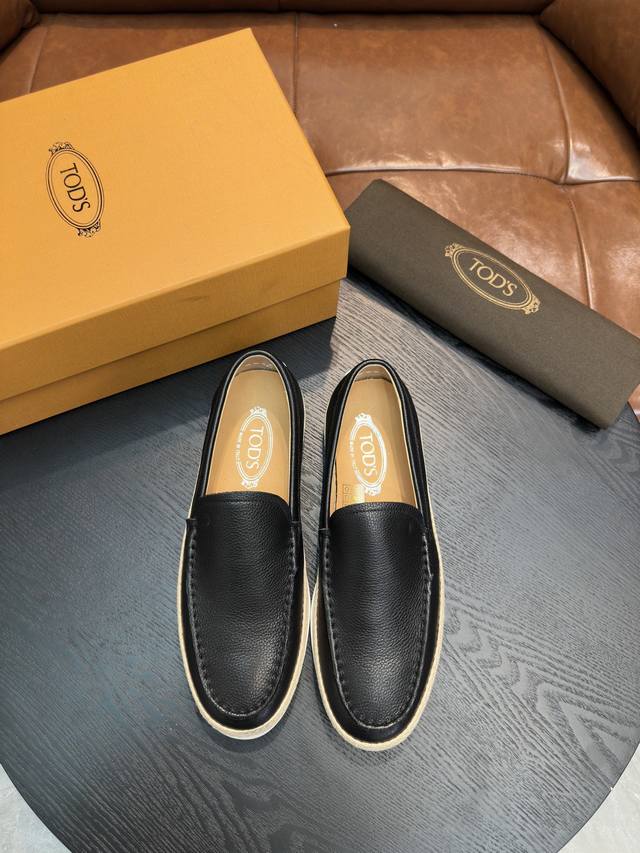 Tod's 托德斯 P: Size 39-44 38.45订做 TODS托德斯本款便鞋以丝绒般的翻绒革制成，搭配Tod's字母商标印花、外露缝线设计，鞋底设有编