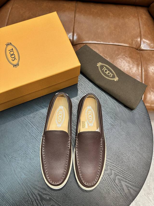 Tod's 托德斯 P: Size 39-44 38.45订做 TODS托德斯本款便鞋以丝绒般的翻绒革制成，搭配Tod's字母商标印花、外露缝线设计，鞋底设有编