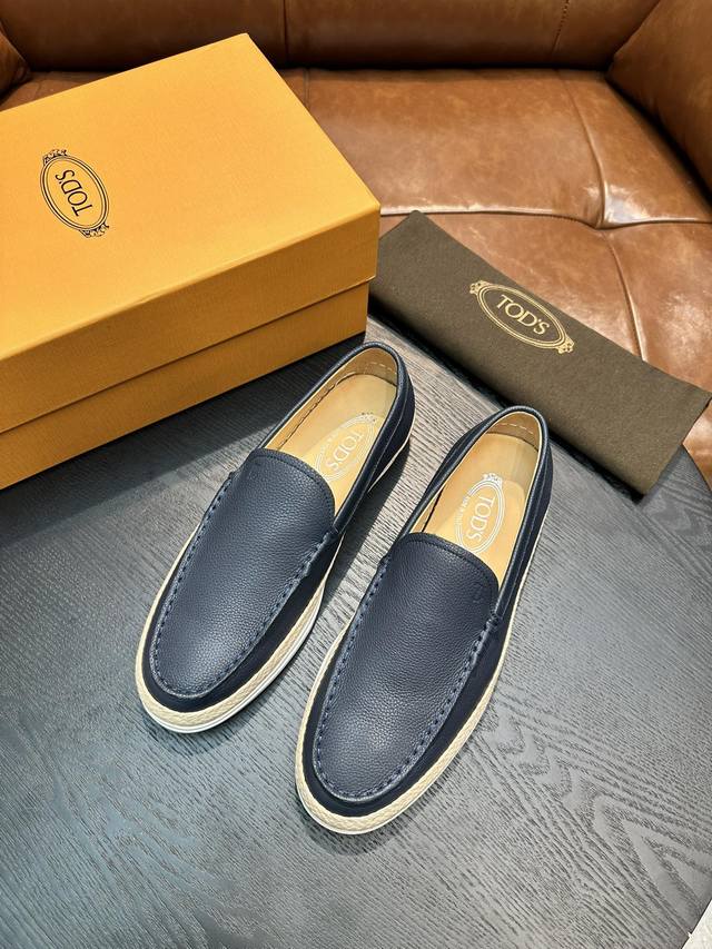 Tod's 托德斯 P: Size 39-44 38.45订做 TODS托德斯本款便鞋以丝绒般的翻绒革制成，搭配Tod's字母商标印花、外露缝线设计，鞋底设有编