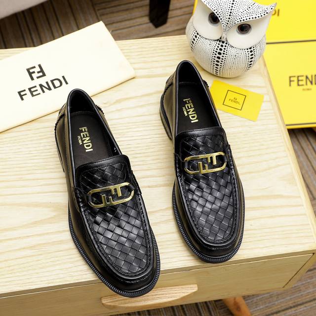 FENDI 最新男士正装皮鞋经典系列不容错过头层采用进口头层牛皮原单品质，皮质光滑细腻版型超赞，完美流线型轮廓皮内里，2色可选！码数38-45 - 点击图像关闭