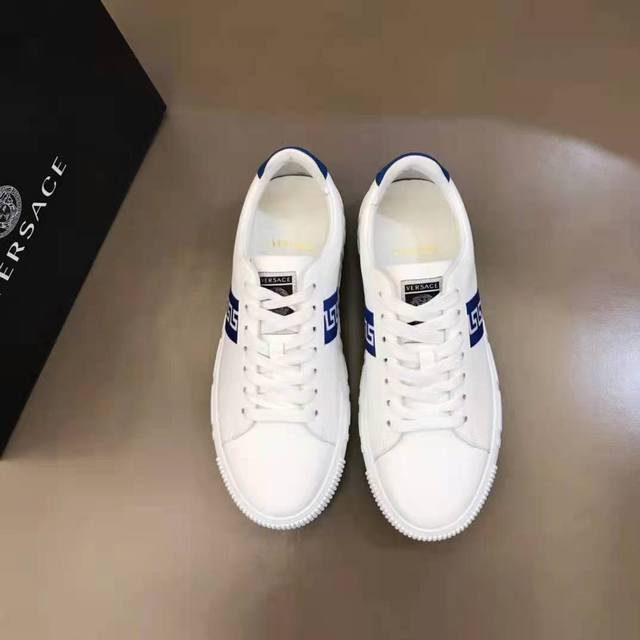 新款VERSACE 时尚休闲款，38-44纯正高品质面料：原版小牛皮！内里：羊皮网里！全套包手工工艺款！质感、舒适度又提升一级别！独家私模橡胶防滑底！