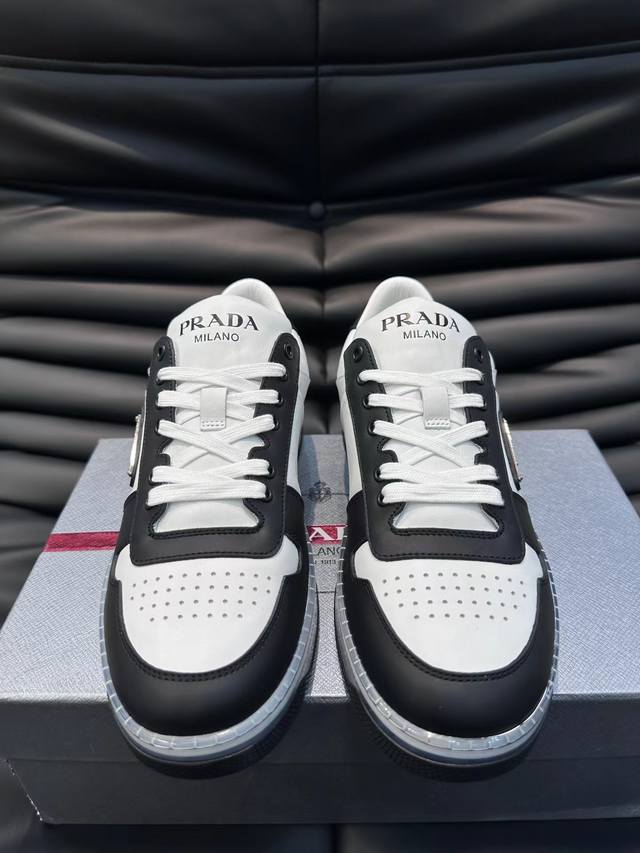 38-45 Prada 普拉达新款男士真皮运动鞋，市面最高版本 、欢迎任意对比！原版皮料质感极佳，超上档次！意大利进口胎羊网内里，可拆式垫！奢华用料、精细做工，