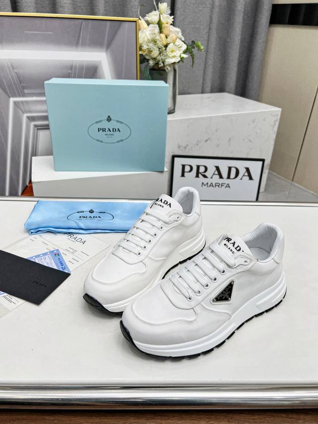 普拉达 PRADA.. 情侣款 2024爆炸款出货了。，原版1比1开发，面料：防水泥龙布内里：羊皮，掂脚：羊皮，35--46码，34与41码可订做不退换 - 点击图像关闭