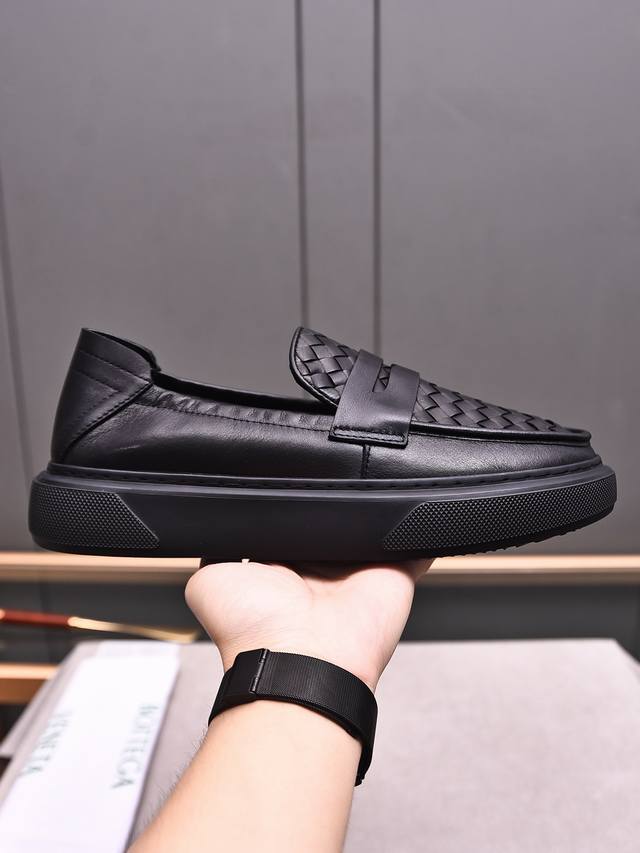 一脚登 BOTTEG* VENET* 高端精品Size：38-44 45定做 BV新品，头层牛皮人工编织经典风格与当代时尚气质和谐交融，橡胶鞋底轻便灵活,水染牛