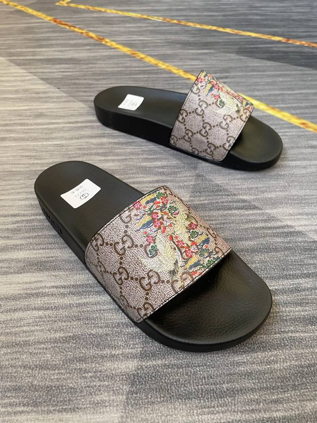 调工厂价 男装男鞋 运动原单古驰 Gucci 2025春季新款，蛇年爆单新品，情侣款一字拖，男女同款拖鞋，脚感舒适，帅气百搭，码数35-46