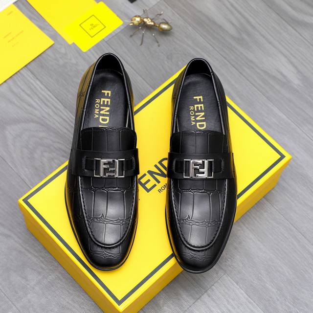 调工厂价 男装男鞋 运动原单商品商标：FENDI 芬迪 套脚皮鞋正码码数: 39-45商品材料：精选 牛皮石头纹鞋面 牛皮内里 橡胶大底